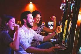Platform siaran slot menampilkan sportsbook Liga 1, live-dealer casino, dan slot games